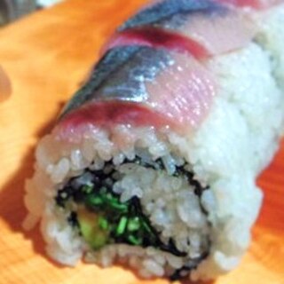 おもてなしにも、秋刀魚とアボカドのロール寿司